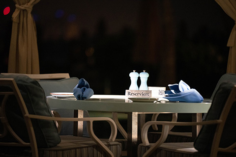 Ein Restaurant Tisch mit Reserviert Schild