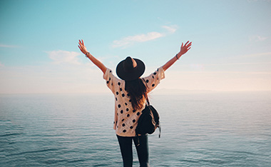 Woman on vacation in front of the sea