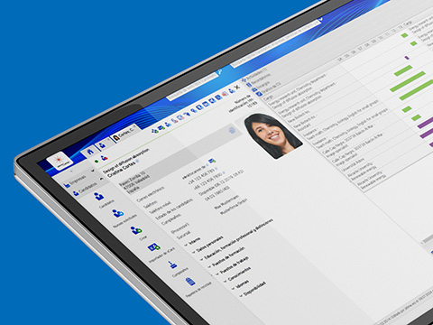 OktoCareer gestión personal de candidatos Laptop con archivo de candidato abierto