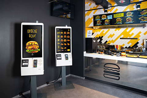 Mostrador de restaurante con dos terminales de auto-pedido